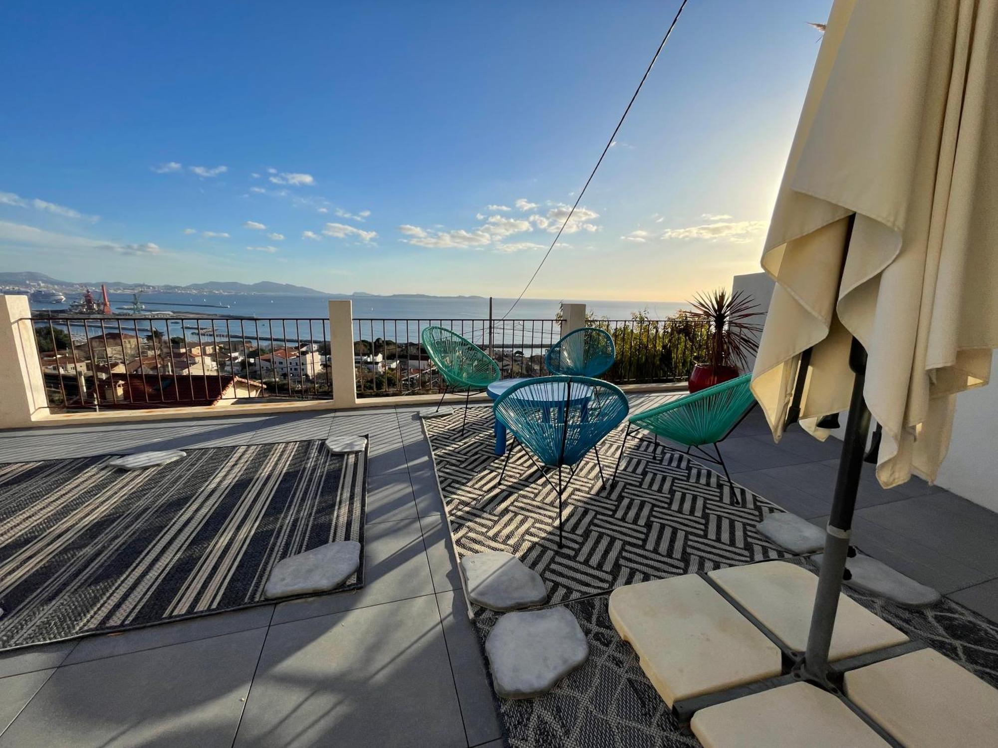 Superbe Terrasse Avec Vue Panoramique Sur La Marseille
